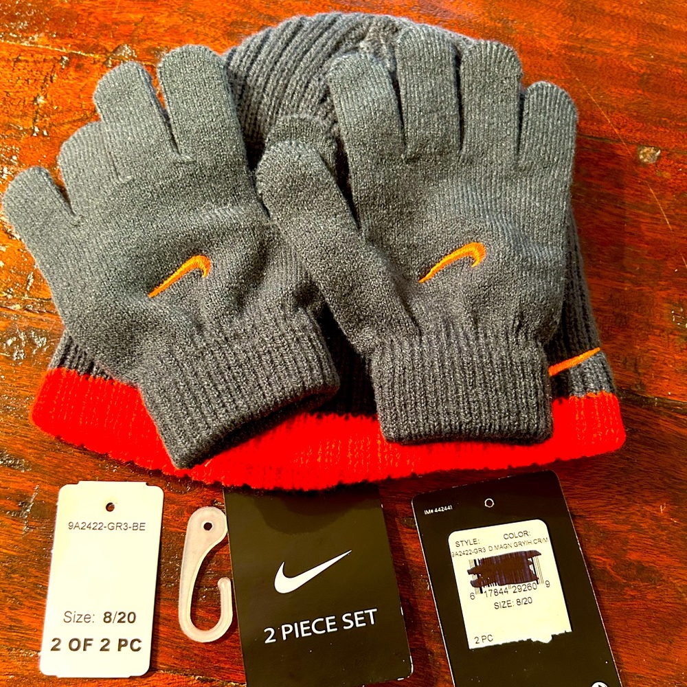 NWT  NIKE youth toboggan and gloves gray / orange size 8/20